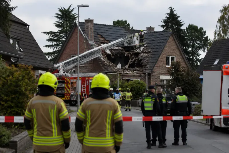 Flygplan kraschade i bostadshus – en person död