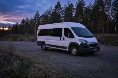 Man döms för våldtäkt i taxibuss