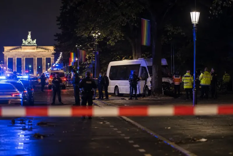 2 000 poliser söker misstänkt efter terrordåd