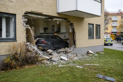 Bil körde genom fasaden och förstörde lägenhet