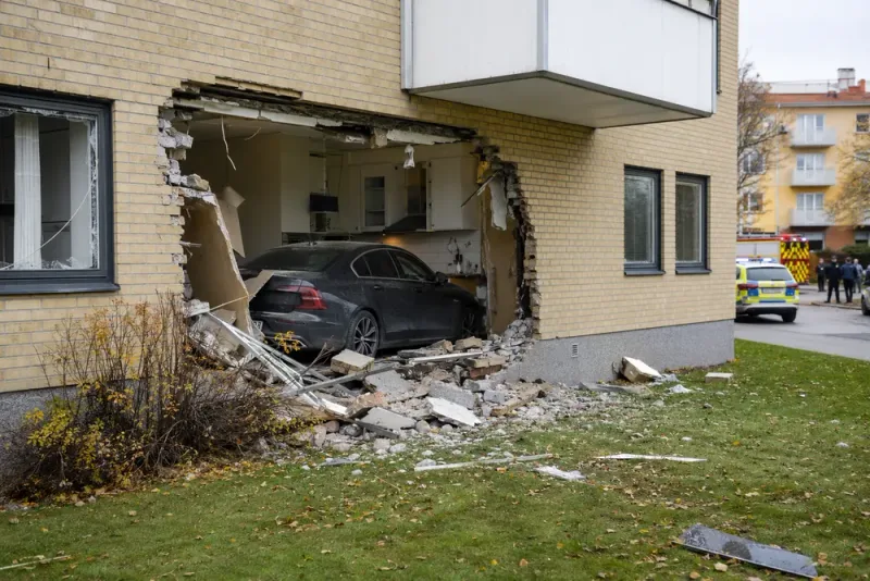 Bil körde genom fasaden och förstörde lägenhet