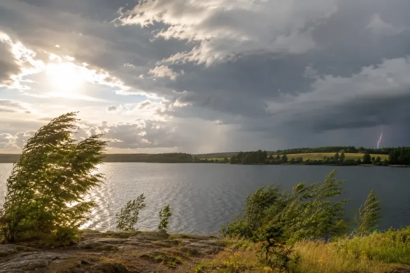 Värmen återvänder med regn, åska och hårda vindar