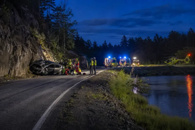 Bil körde på tre personer efter krasch