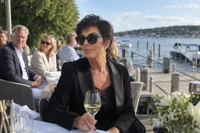 Kris Jenner-dubbelgångare väcker uppmärksamhet i Saltsjöbaden