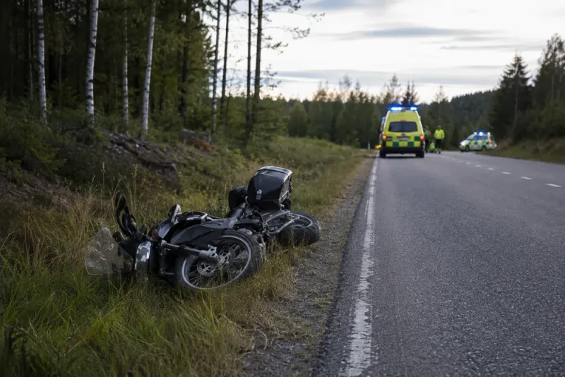 Man i 80-årsåldern omkom efter motorcykelolycka
