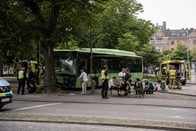 Flera skadade när stadsbuss körde in i träd