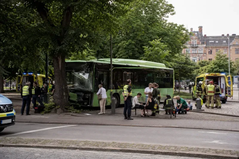 Flera skadade när stadsbuss körde in i träd