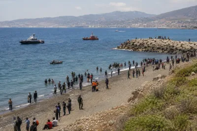 Ceuta begär militär hjälp efter tusentals gränspassager