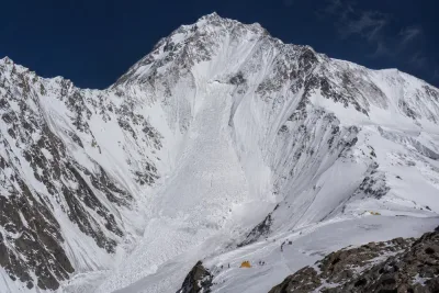 Tio klättrare saknas efter lavin på Broad Peak