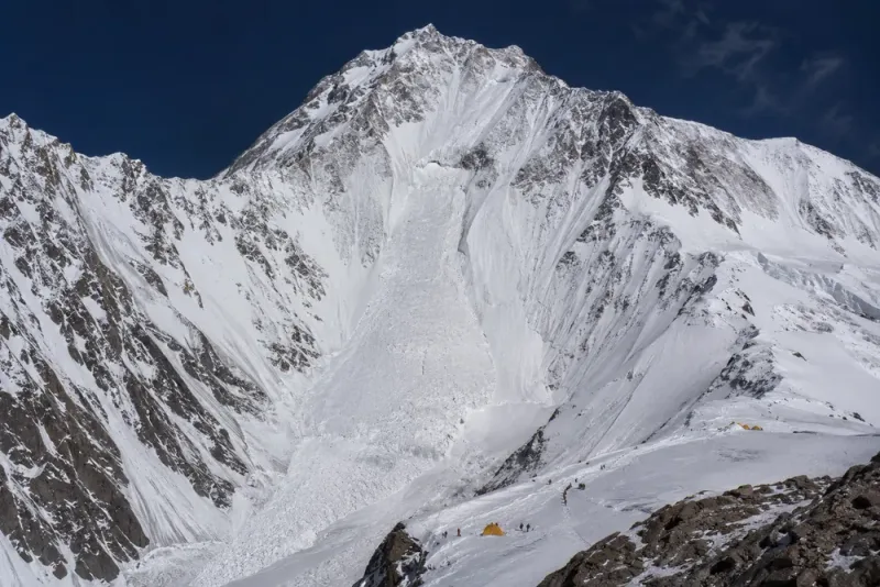 Tio klättrare saknas efter lavin på Broad Peak