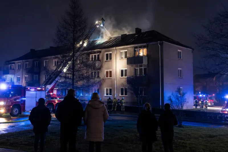 Nattbrand tvingar upp till 50 personer lämna bostäder