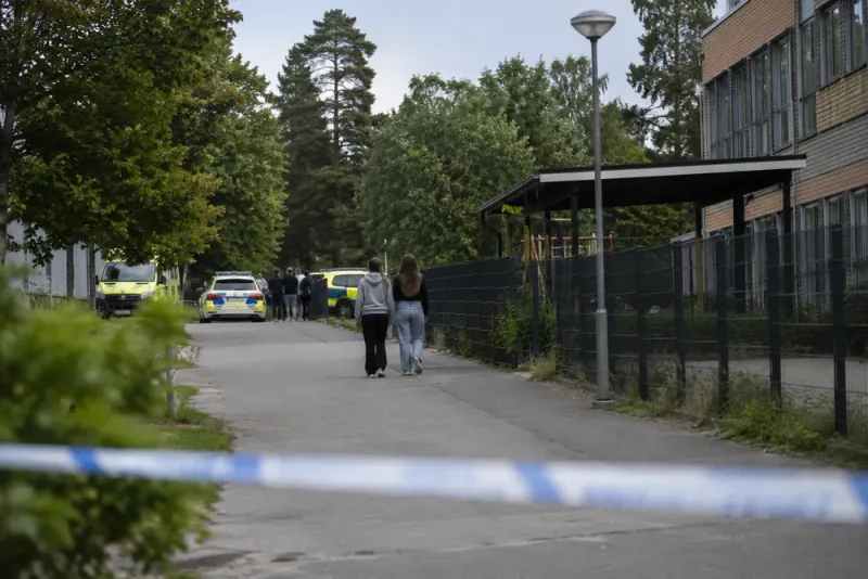Tre unga häktade efter dödsskjutning av skolanställd