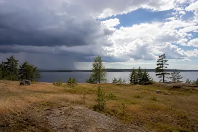 Svalt helgväder men solchanser på flera håll