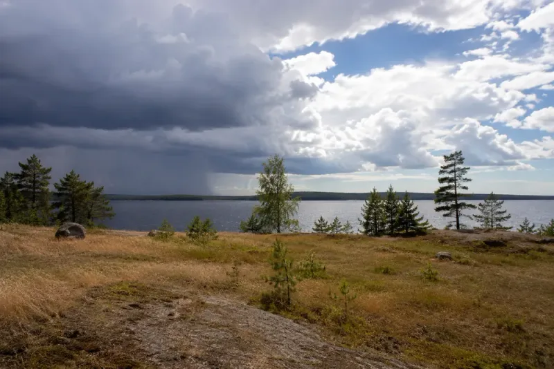 Svalt helgväder men solchanser på flera håll