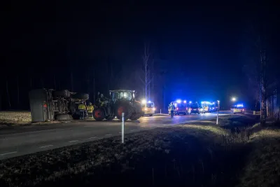 Fem till sjukhus efter släpvagnsolycka utanför Borlänge