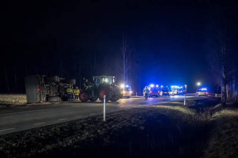 Fem till sjukhus efter släpvagnsolycka utanför Borlänge