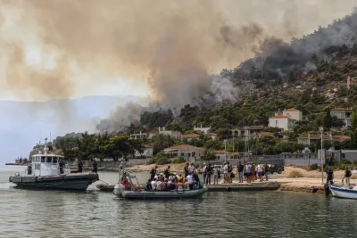 Hundratals räddas när brand hotar grekisk turistort