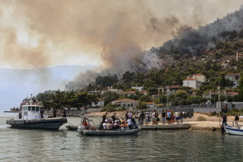 Hundratals räddas när brand hotar grekisk turistort