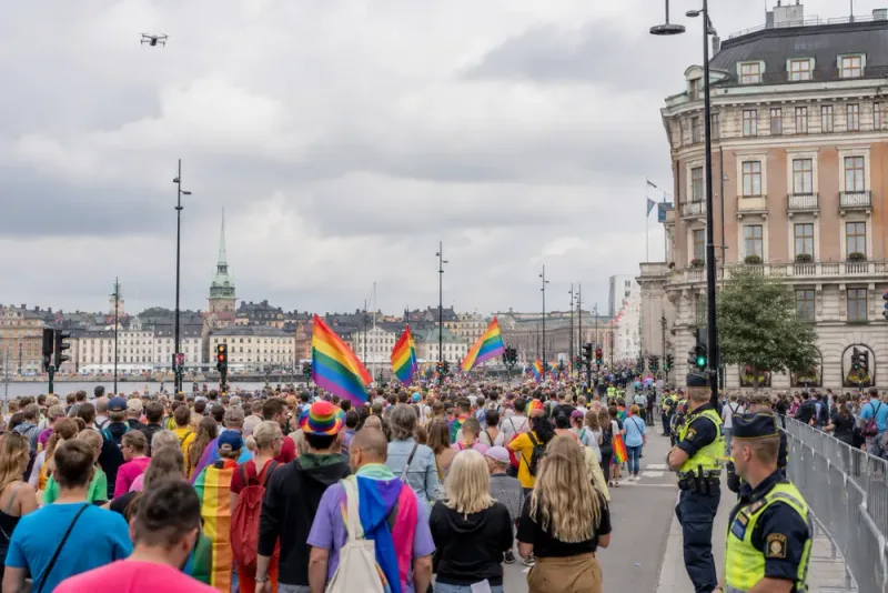 Tusentals samlas till Pride under skärpt bevakning