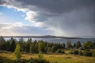 Kallfront drar in med regn över hela Sverige
