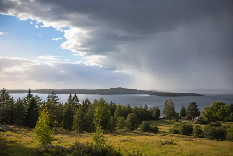 Kallfront drar in med regn över hela Sverige