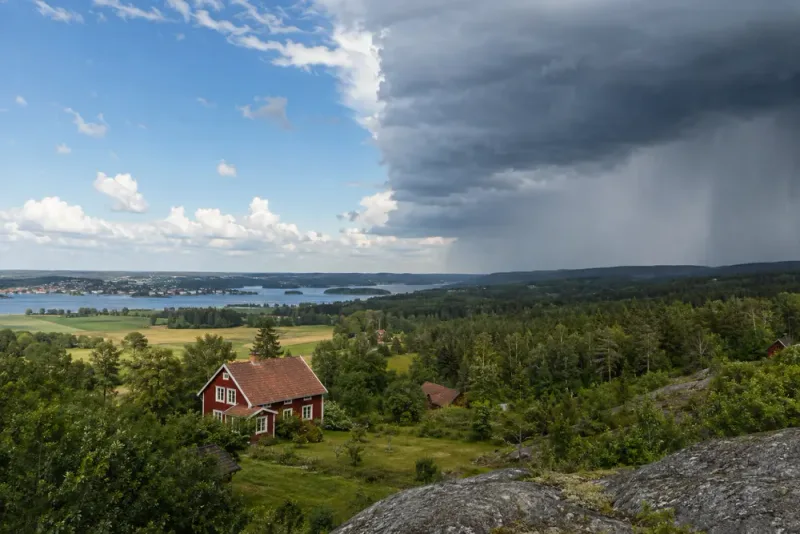 Kallfront bryter sommarvärmen i hela Sverige