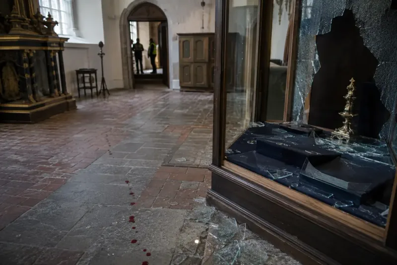 Domkyrkans stulna regalier avslöjades av blod och Swish
