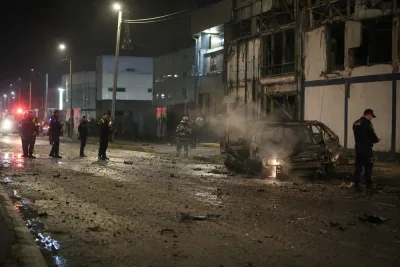 Elva skadade när bombfordon exploderade vid poliskommando