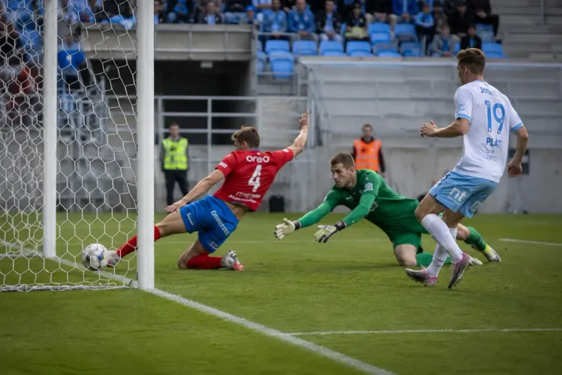 Bisarrt självmål sänkte Helsingborg i toppmötet