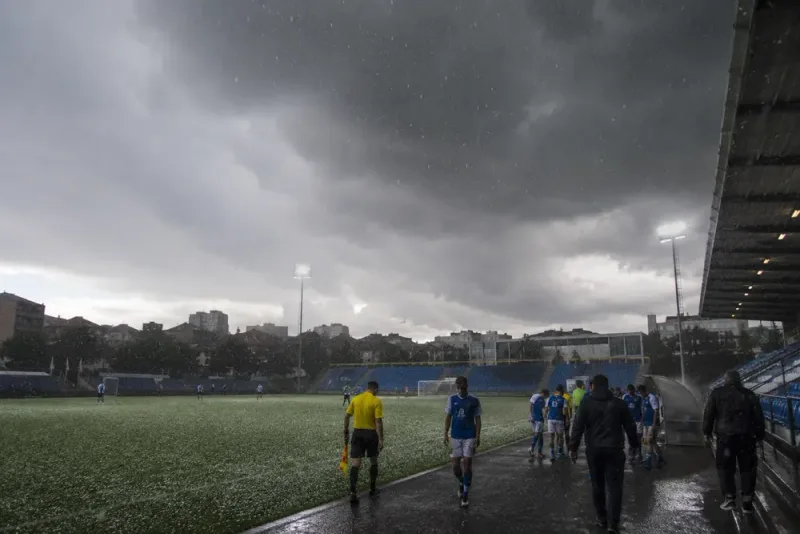 Hagelstorm stoppade fotbollsmatch i Sundsvall