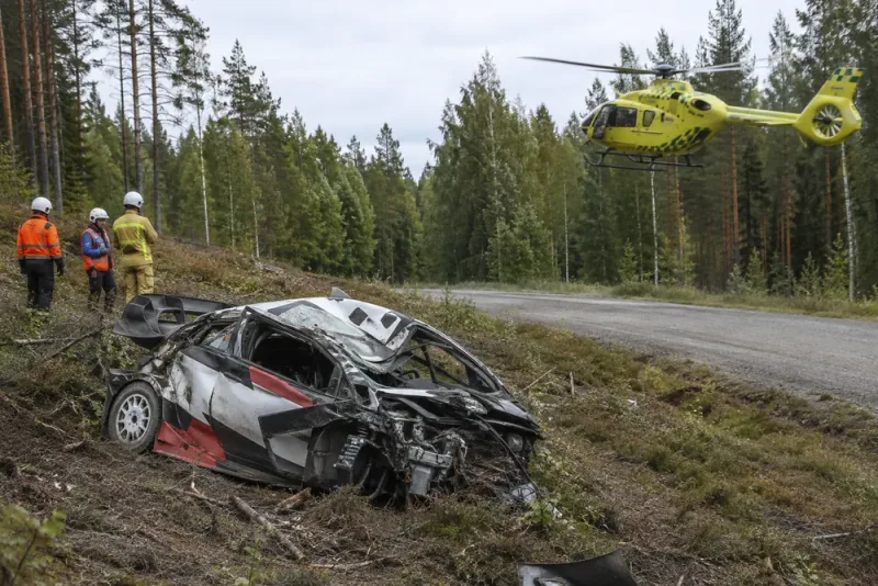 Sébastien Ogier förd till sjukhus efter våldsam krasch