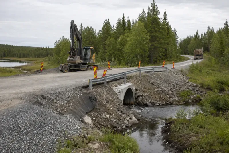Två slitna broar stänger väg 989 i augusti