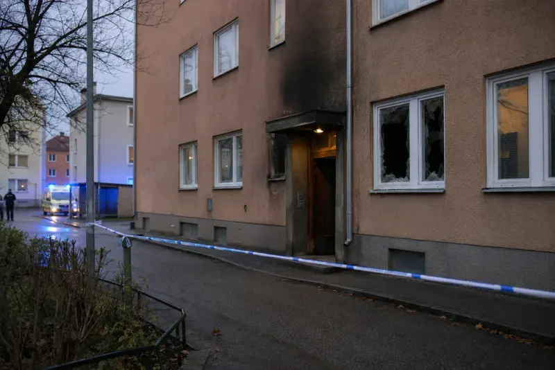 Man gripen efter brand i trapphus