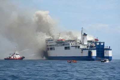 Fem döda och 41 saknas efter färjebrand