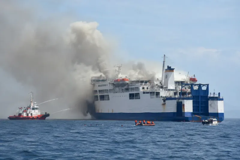 Fem döda och 41 saknas efter färjebrand