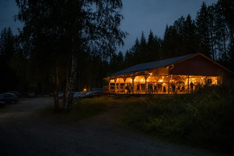 Furuviken fortsätter med dans trots släckt vägbelysning