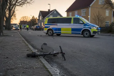 Två tonårspojkar intensivvårdas efter krock med polisbuss