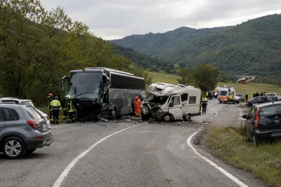 Sex döda efter frontalkrock mellan buss och husbil