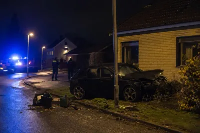 Bilförare greps efter krasch nära bostadshus