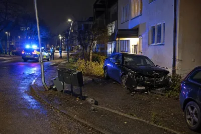 Bilförare gripen efter nattlig krasch i bostadsområde