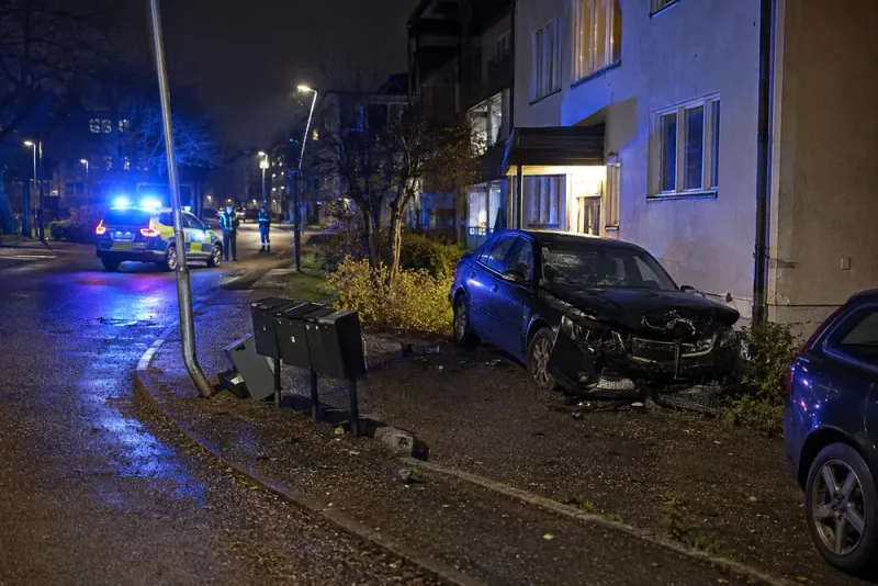 Bilförare gripen efter nattlig krasch i bostadsområde