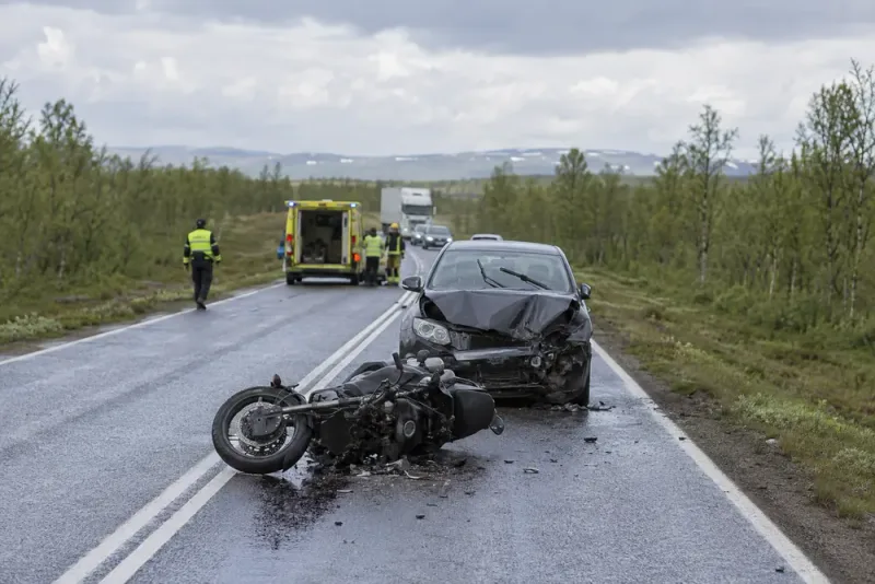 Två undersöks efter frontalkrock på E10