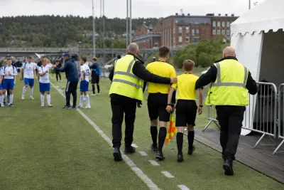 16-årige Liam flydde efter spelarhot