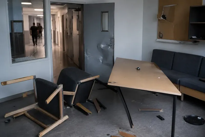Fyra pojkar åtalas efter upplopp på Sis-hem