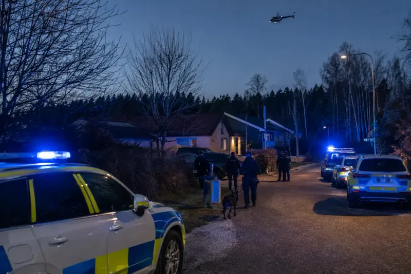 Tre män häktade efter omfattande polisinsats i Åby