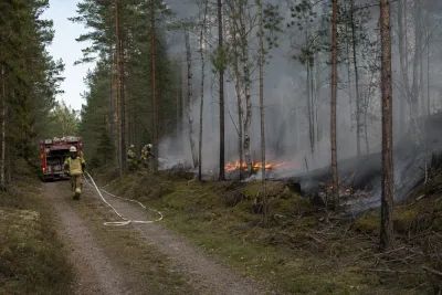 Skogsbrand utanför Borensberg ännu inte under kontroll