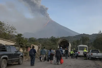 Hundratals evakueras efter kraftigt utbrott vid Fuego