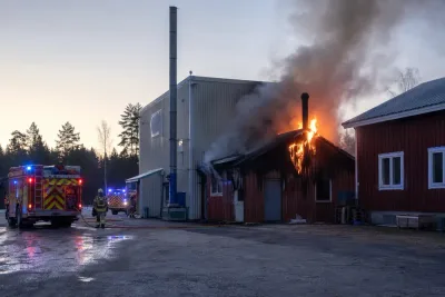 Kraftig brand i industribyggnad i Rusksele