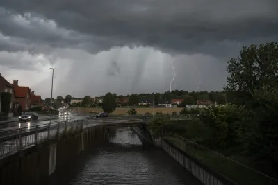 Kraftigt åskväder varnas i södra Sverige