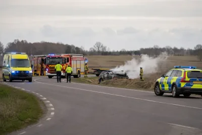 Allvarligt skadad efter bilbrand på riksväg 47